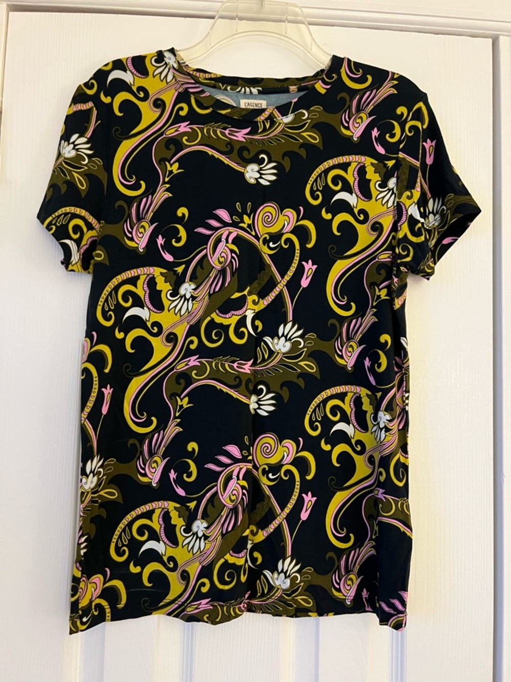 L’AGENCE Ressi Fitted Tee in Olive Abstract Scarf Print, Short-Sleeve, L